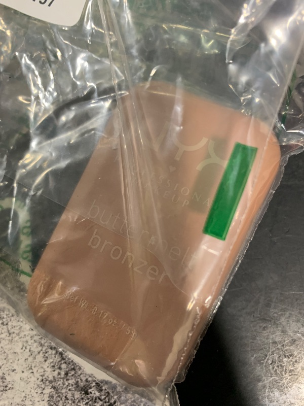 Photo 1 of NYX PROFESSIONAL MAKEUP Matte Buttermelt Bronzer, Longwear Face Makeup with Up to 12 Hours of Wear, Vegan Formula - Deserve Butta (Light Medium Cool)