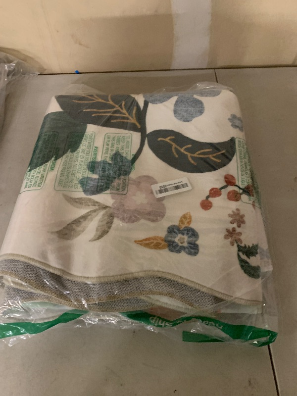 Photo 1 of Floral Square Area Rugs for Family: Washable 5x5 Scalloped Carpet for Living Room Bedroom Soft Water Resistant Floor Mat with Non Slip Backing for Kitchen Nursery Dorms Farmhouse Home Decor(5x5,Cream)