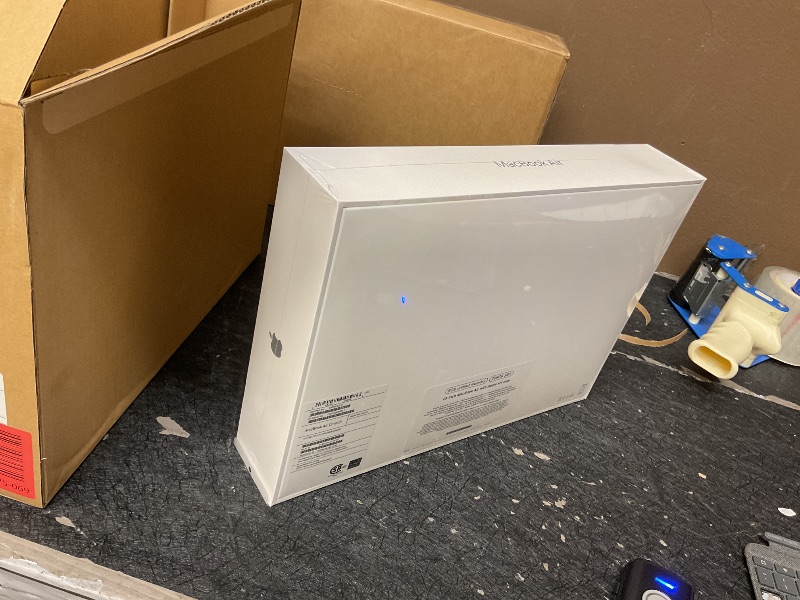 Photo 1 of 2020 Apple MacBook Air Laptop: Apple M1 Chip, 13” Retina Display, 8GB RAM, 256GB SSD Storage, Backlit Keyboard, FaceTime HD Camera, Touch ID. Works with iPhone/iPad; Silver
