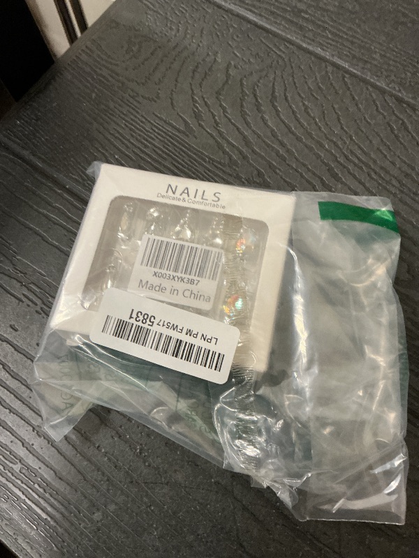 Photo 1 of 24Pcs Medium Press on Nails Large 3D Rhinestones Artificial Nails White Fake Nails Glossy False Nails Pearl Press on False Nails Handmade Manicure Designed for Beautiful Women Glitter