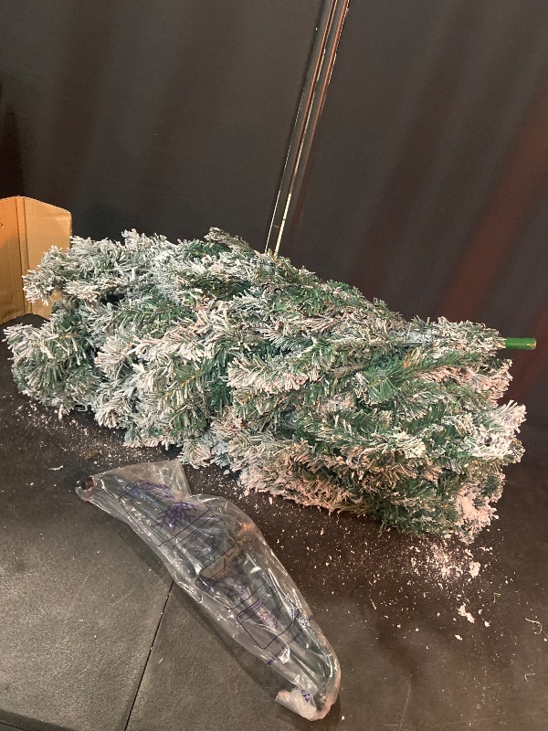 Photo 1 of 6ft Snow Flocked Christmas Tree Premium Hinged Artificial Pine Tree,Xmas Tree Metal Stand and 800 Lush Branch Tips Holiday Decorate, Easy to Assemble, White