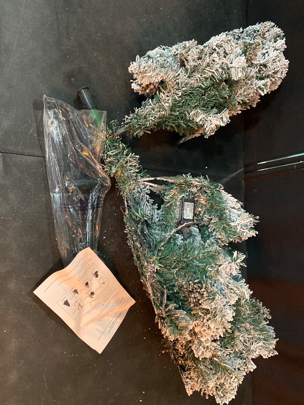 Photo 1 of 6ft Snow Flocked Christmas Tree Premium Hinged Artificial Pine Tree,Xmas Tree Metal Stand and 800 Lush Branch Tips Holiday Decorate, Easy to Assemble, White