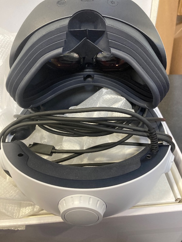 Photo 1 of PlayStation VR2 Horizon Call of The Mountain™ Bundle (PSVR2)