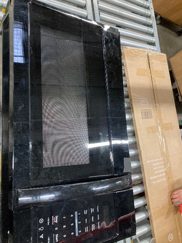 Photo 1 of ***BROKEN DOOR HANDLE/LARGE DENT ON TOP-SEE PICS***


BLACK+DECKER Over the Range Microwave Oven with Vent and One-Touch Auto Cooking, 1.7 cu. ft. OTR Over Stove Microwave, Black, 1000 Watts, EM044K6CF-BK