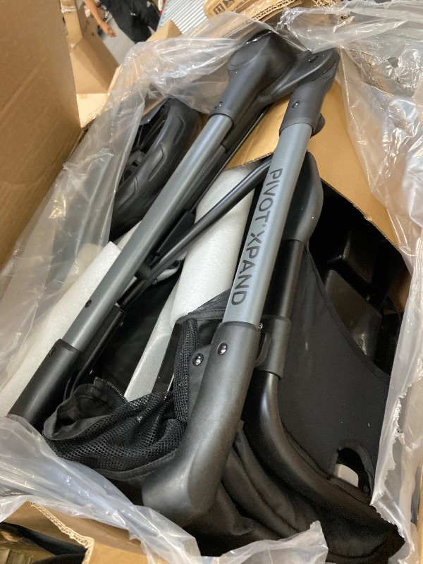 Photo 1 of ****It's missing parts, it's used, it's not known if it works because it's in a bad state.***Evenflo Pivot Xpand Modular Travel System with LiteMax Infant Car Seat (Sabino Gray)