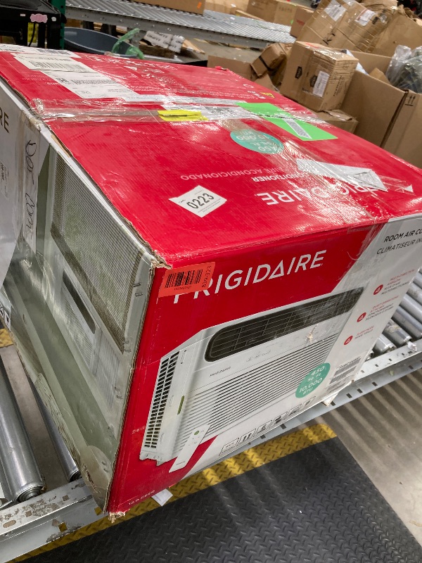 Photo 1 of *Don't know if it works* Frigidaire 10,000 BTU Window Room Air Conditioner up to 450 Sq Ft, White
