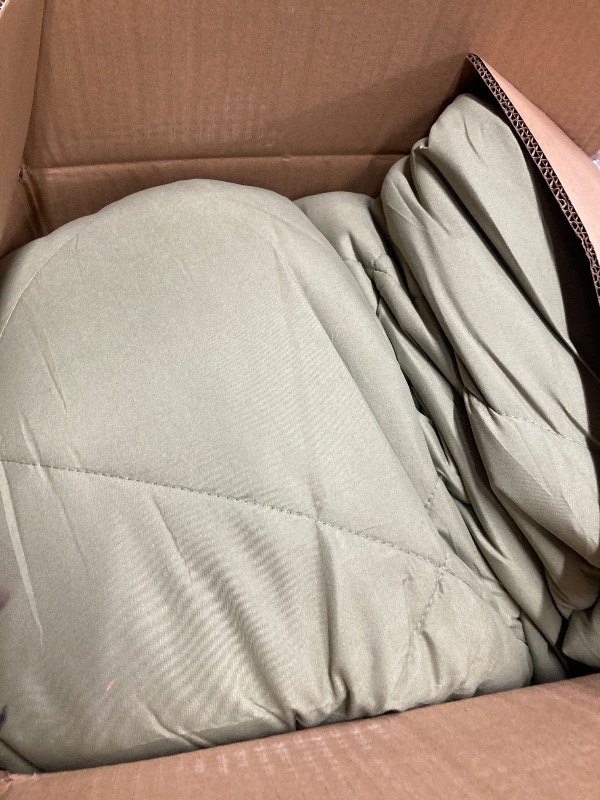 Photo 1 of ***used***/Yalamila Full Size Comforter Set 3-Piece All-Season Down Alternative Reversible Comforter Set,Sage Green,200GSM Cooling Quilted Duvet Insert,95 GSM Soft Cover Bed in a Bag
