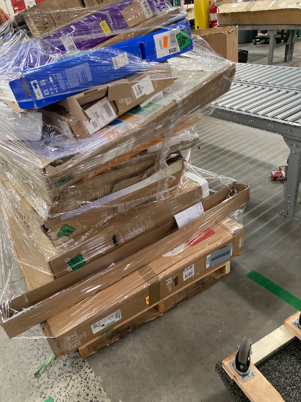 Photo 1 of ********No returns***No refund*******TV pallet doesn't work, only for parts of different brands and sizes. Some turn on, others don't. Broken screens, possibly missing cables and remote control. Returns not accepted. Final sale, approximate retail price o