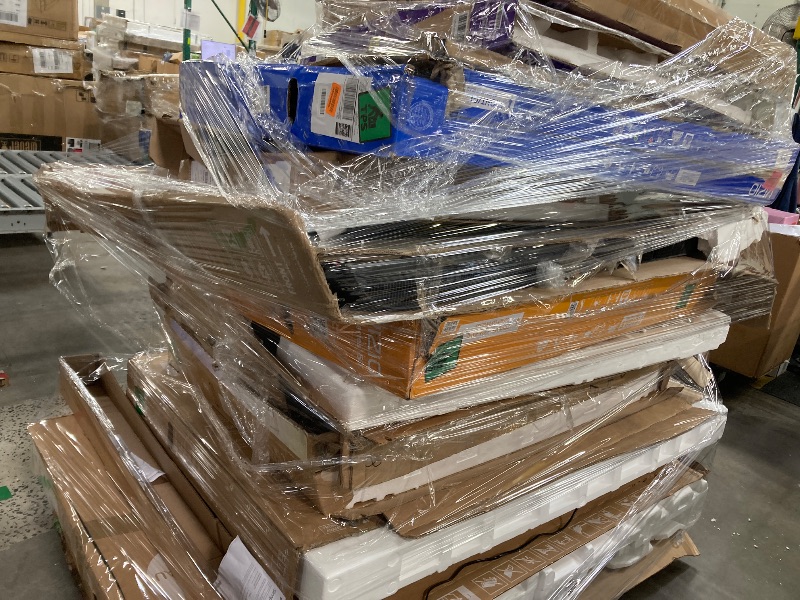Photo 1 of ********No returns***No refund*******TV pallet doesn't work, only for parts of different brands and sizes. Some turn on, others don't. Broken screens, possibly missing cables and remote control. Returns not accepted. Final sale, approximate retail price o