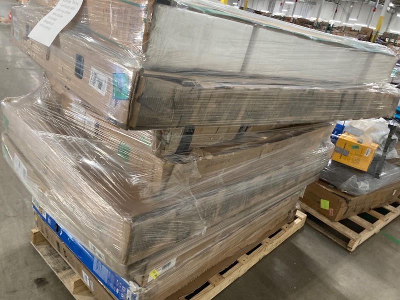 Photo 1 of ********No returns***No refund*******TV pallet doesn't work, only for parts of different brands and sizes. Some turn on, others don't. Broken screens, possibly missing cables and remote control. Returns not accepted. Final sale, approximate retail price o