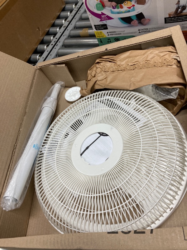Photo 1 of ***(PARTS ONLY -SELLING AS PARTS)***
Lasko 2520 16 Inch 3-Speed Quiet Adjustable Tilting Wide-Area Oscillating Standing Pedestal Fan for Bedroom, Kitchen, Home, and Office, White