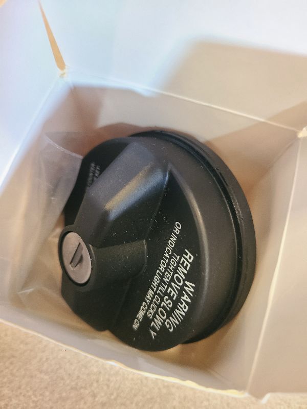 Photo 1 of 1 PC Fuel Tank Cap with Lock and Key, 10504 31780 77300-47020 Locking Cap, ABS Plastic Anti-theft Fuel Tank Cap, Universal for Most Cars (Black)