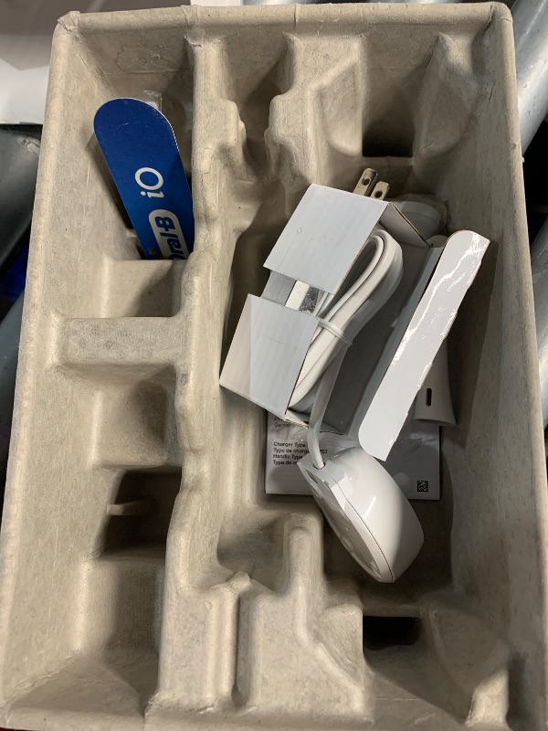 Photo 1 of (missing main bush)(sold for parts only) Oral-B iO Deep Clean Rechargeable Electric Powered Toothbrush, Icy Blue with iO Series 3 Limited, 2 Brush Heads and Travel Case -