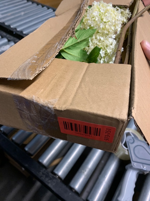 Photo 1 of (used/fair) DILATATA Faux Hydrangea Flowers 31" Cream Artificial Hydrangea Spray with 5 Flower Heads, 3 Per Bag.Faux Hydrangeas Plastic Flowers Fake Hydrangeas for Indoor Outdoor Wedding Table Centerpieces Decor