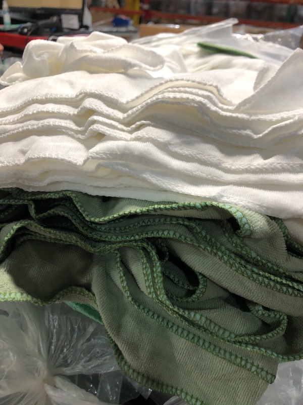 Photo 1 of (see all images)(unknown if compete) Moukeren 72 Pack Green and White Hand Towels, 16 x 27 Inch Bath Towels Bulk for Salon, Facial