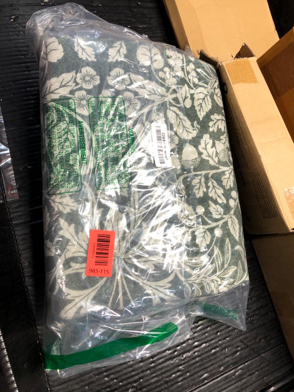 Photo 1 of (used)(see all images) LIVEBOX Christmas Green Washable 5x7 Area Rugs for Living Room Vintage Floral (Green,5'x7')