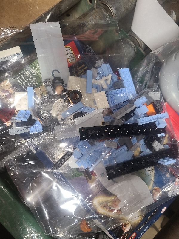 Photo 1 of LEGO Harry Potter Flying Ford Anglia, Buildable Car Toy with 2 Minifigures for Role Play, Fantasy Playset for Kids, Harry Potter Car, Gift for Boys, Girls and Any Fan Ages 7 and Up, 76424