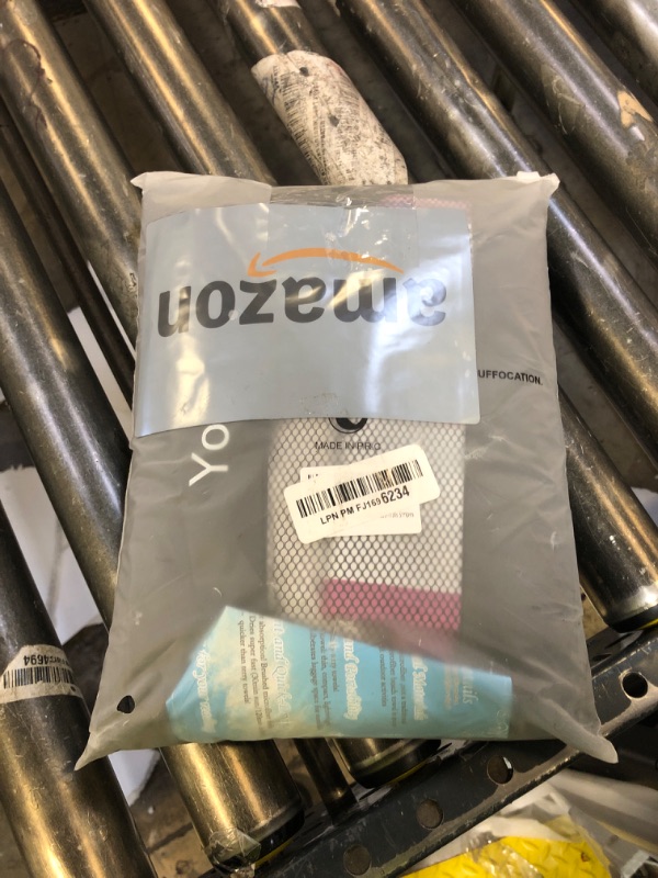 Photo 1 of (UNKNOWN DETAILS) Pink and White Towel