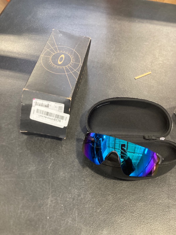 Photo 1 of Oakley mens Oo9454 Evzero Blades Rectangular Sunglasses scratch on Lense