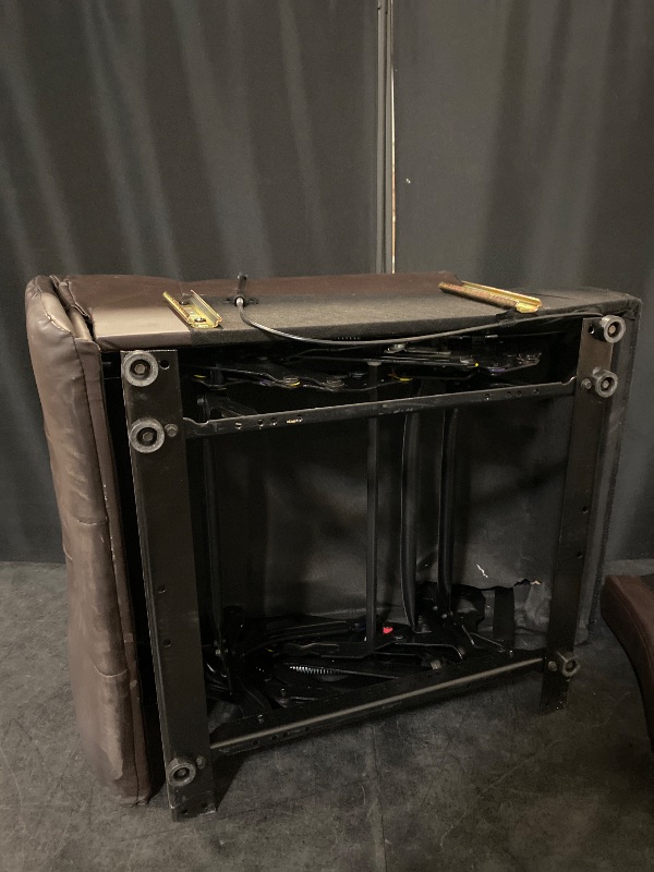 Photo 1 of (check) Black 3 Seater Powered Reclining Sofa

Include left side of couch - right side back coushion - right arm & accessories