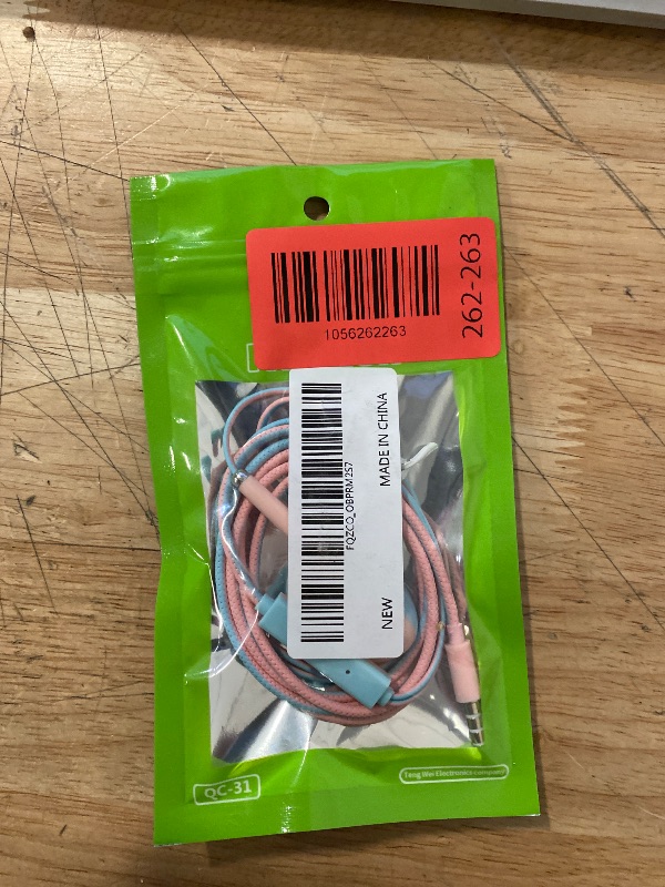 Photo 1 of  VPB Fashion QC-31  Inline microphone and multi-function button for play/pause, call handling, and song navigation. Two-tone pink and blue cable with a braided texture