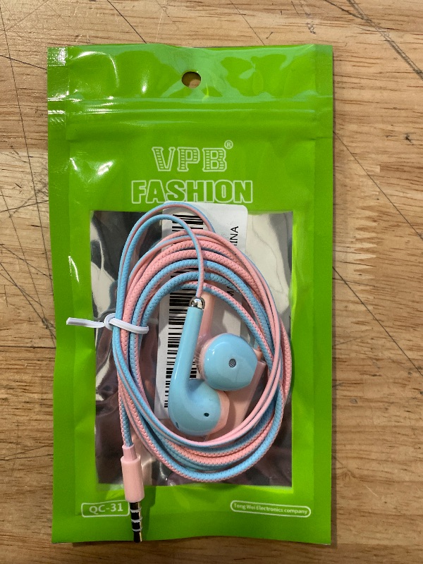 Photo 1 of  VPB Fashion QC-31  Inline microphone and multi-function button for play/pause, call handling, and song navigation. Two-tone pink and blue cable with a braided texture