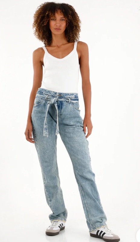 Photo 1 of (M)  Womens Medium Tone Straight Leg Jeans with Belt 