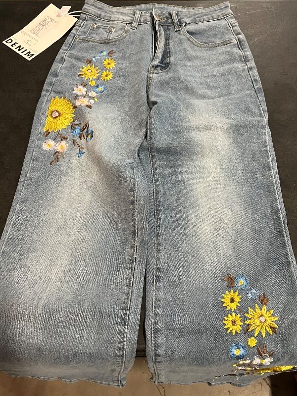 Photo 1 of (XL) Womens Denim Jeans with Flower Design Down Legs