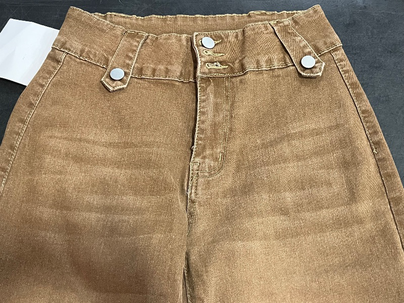 Photo 1 of (M) Cinnamon-Colored High-Waisted Flared Jeans for Women Featuring a Multi-Button Closure, Side Splits, And Button Details That Enhance The Shape of The Butt. These Jeans Embody a Classic, Trendy Vintage Style Suitable for Daily Wear, Office Commutes