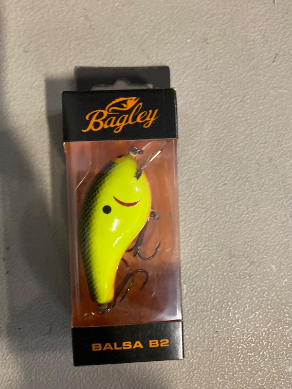 Photo 1 of Bagley Baits Balsa B2 Squarebill Shallow Diving Crankbait, Chartreuse Shad, 1/2 oz, 2.5"