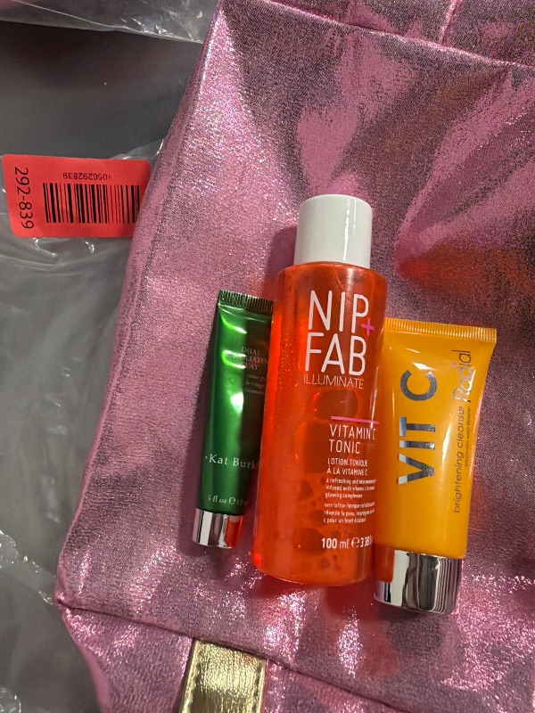 Photo 1 of ipsy Get your glow up make up Bag 5 Items | Rodial Vit C Brightening Cleanser 20ml + NIP+FAB Vitamin C Fix Tonic + SATURDAY SKIN
Carrot + Niacinamide Moisturizing Cream + RODIAL Vit C Brightening Cleanser + REN CLEAN SKINCARE Radiance Glow and Protect Ser
