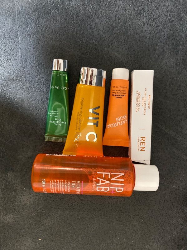 Photo 1 of ipsy Get your glow up make up Bag 5 Items | Rodial Vit C Brightening Cleanser 20ml + NIP+FAB Vitamin C Fix Tonic + SATURDAY SKIN
Carrot + Niacinamide Moisturizing Cream + RODIAL Vit C Brightening Cleanser + REN CLEAN SKINCARE Radiance Glow and Protect Ser