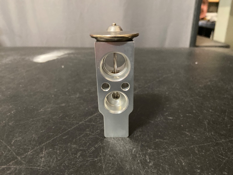 Photo 1 of Car A/C Expansion Valve, Metallic Anti-Wear Engine Air Conditioning Expansion Valve, Auto A/C Replacement Parts, Compatible with Jaguar Land Rover, Lexus, To-yota Camry (Silver)
