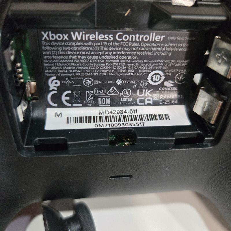 Photo 1 of **PARTS ONLY** Xbox Wireless Gaming Controller + USB-C® Cable (2025) – Carbon Black – Play on Xbox, Windows, Android, iOS, FireTV Sticks, Smart TVs, VR Headsets