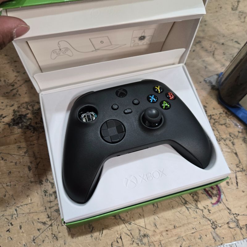 Photo 1 of **PARTS ONLY** Xbox Wireless Gaming Controller + USB-C® Cable (2025) – Carbon Black – Play on Xbox, Windows, Android, iOS, FireTV Sticks, Smart TVs, VR Headsets