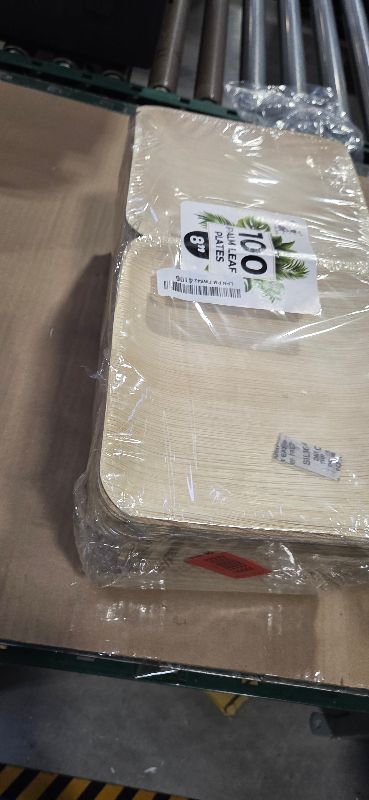 Photo 1 of 100pcs palm leag plates