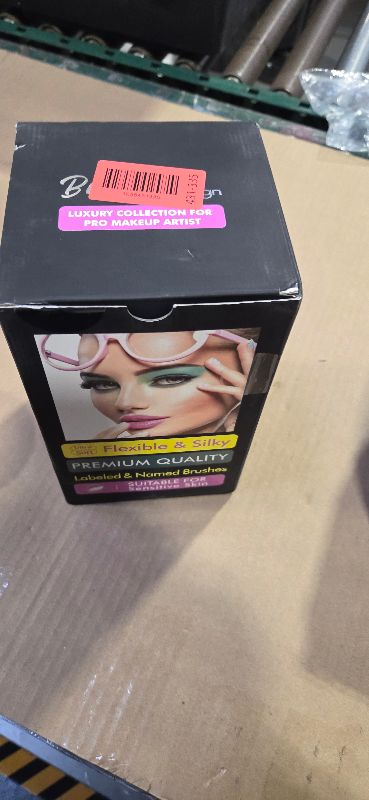 Photo 1 of Bueart Design 32Pcs PRO Grade Makeup Brushes Set with Super large Holder, Premium Ultra-soft Synthetic Foundation Contour Powder Blush Concealer Eyeshadow Classic Black Make up Brush