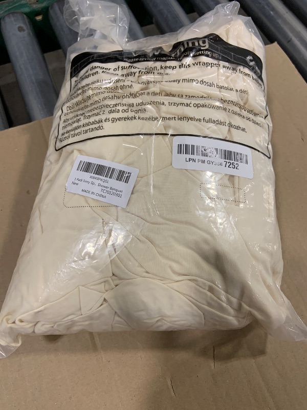 Photo 1 of 1 Pack Ivory Spandex Round Tablecloths for 72in Table, Stretchy Fitted 6FT Round Table Cloths, Wrinkle Free Table Cover with Skirt for Wedding Birthday Party Bridal Shower Banquet