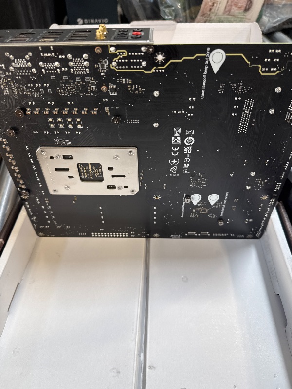 Photo 1 of **USED** MSI MAG B650 Tomahawk WiFi Gaming Motherboard (AMD Ryzen 9000/8000/7000 Series Processors, AM5, DDR5, PCIe 4.0, M.2, SATA 6Gb/s, USB 3.2 Gen 2, HDMI/DP, Wi-Fi 6E, Bluetooth 5.3, 2.5Gbps LAN, ATX)