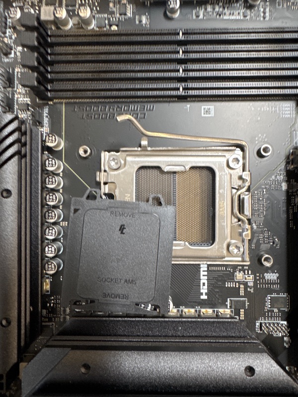 Photo 1 of **USED** MSI MAG B650 Tomahawk WiFi Gaming Motherboard (AMD Ryzen 9000/8000/7000 Series Processors, AM5, DDR5, PCIe 4.0, M.2, SATA 6Gb/s, USB 3.2 Gen 2, HDMI/DP, Wi-Fi 6E, Bluetooth 5.3, 2.5Gbps LAN, ATX)