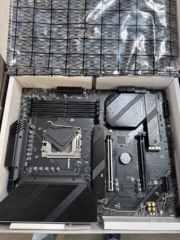 Photo 1 of **USED** MSI MAG B650 Tomahawk WiFi Gaming Motherboard (AMD Ryzen 9000/8000/7000 Series Processors, AM5, DDR5, PCIe 4.0, M.2, SATA 6Gb/s, USB 3.2 Gen 2, HDMI/DP, Wi-Fi 6E, Bluetooth 5.3, 2.5Gbps LAN, ATX)