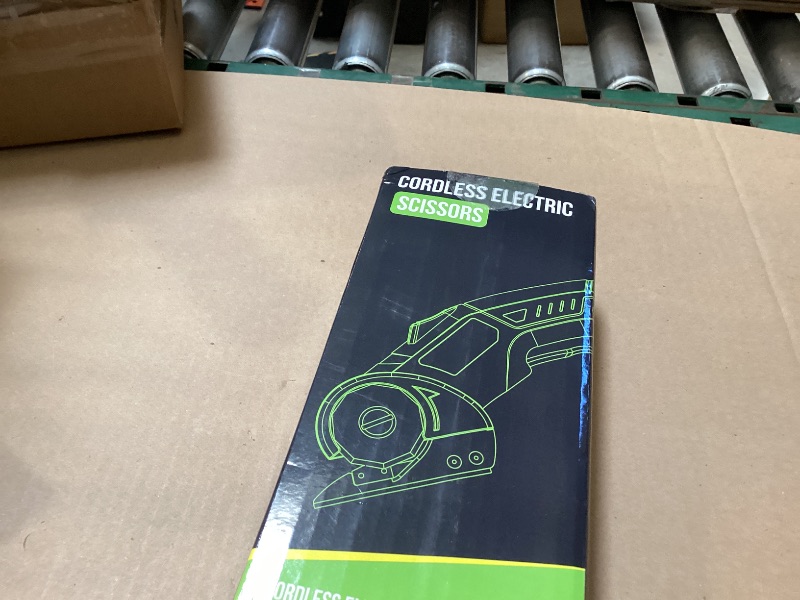 Photo 1 of 4V Rechargeable Rotary Cordless Electric Scissors ( purple ) part number?DDJD-gr0115-L119 color?purple model number?EC0601 size?Large unit count?3.0