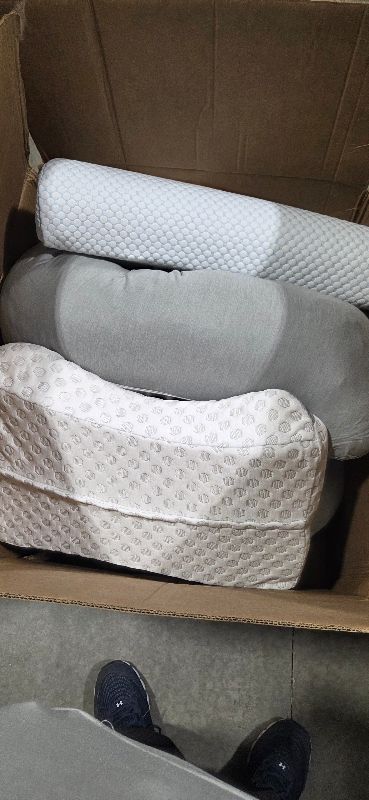 View 1 of 5 pices of pillow multiple size and shapes