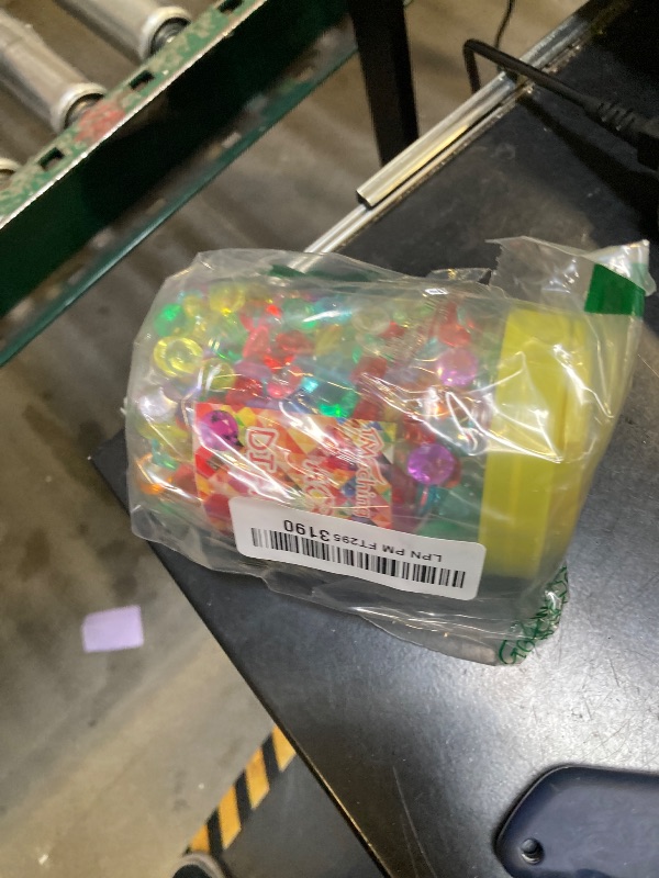 Photo 1 of 1100 Pieces Clear Wedding Table Scatter Confetti Crystals Acrylic Diamonds Rhinestones for Table Centerpiece Decorations Wedding Decorations Vase Beads Bridal Shower Decor(Multi, 10 MM)