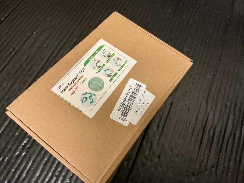 Photo 1 of 200 Pcs Plant Support Clips,Plastic Clips for Securing Plants,Tomato Vine Clips,Plant Fixing Clips,Garden Clips for Climbing Plants,Grape and Vine Vegetables (200, Green)