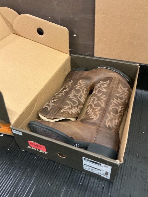 Photo 1 of ARIAT men's Heritage R Toe Western Boot SIZE 8