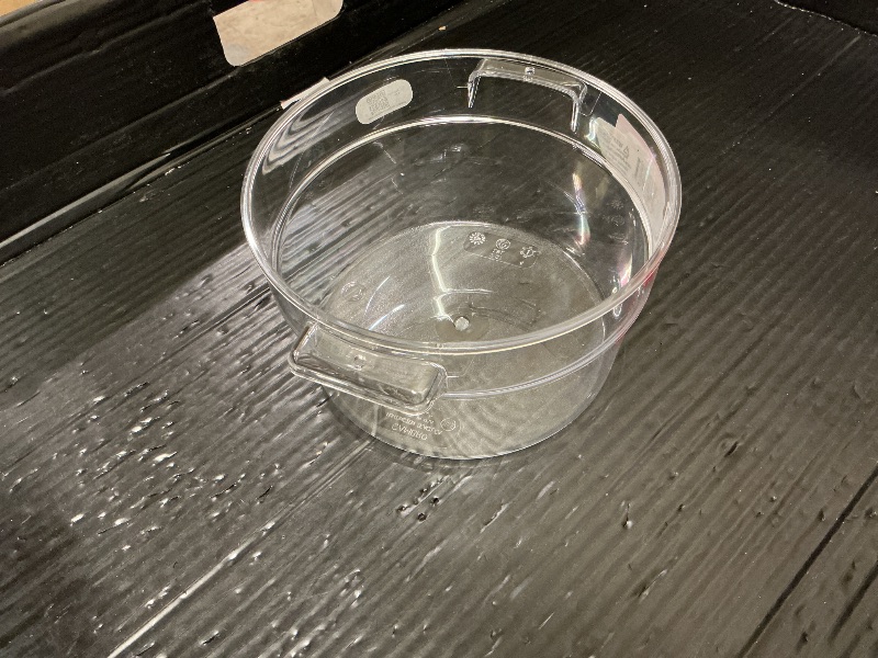 Photo 1 of 1pc.  Cambro RFSCW2135 Camwear 2-Quart Clear Round Food Storage Container with Cambro RFSCWC2135 Clear Round Lid