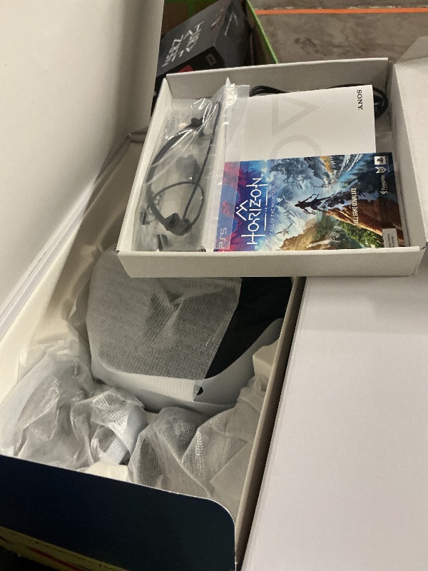 Photo 1 of PlayStation VR2 Horizon Call of The Mountain™ Bundle (PSVR2)