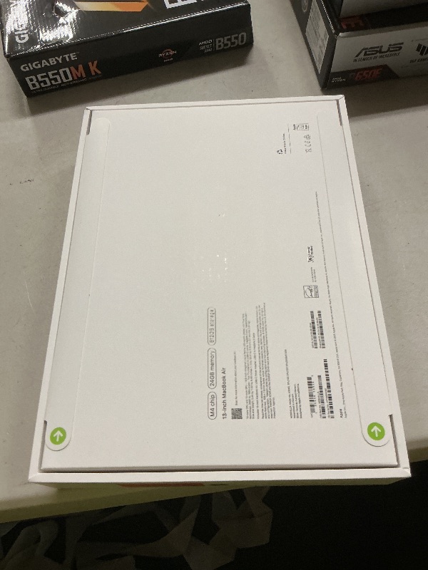 Photo 1 of Apple 2025 MacBook Air 13-inch Laptop with M4 chip: Built for Apple Intelligence, 13.6-inch Liquid Retina Display, 24GB Unified Memory, 512GB SSD Storage, 12MP Center Stage Camera, Touch ID; Starlight