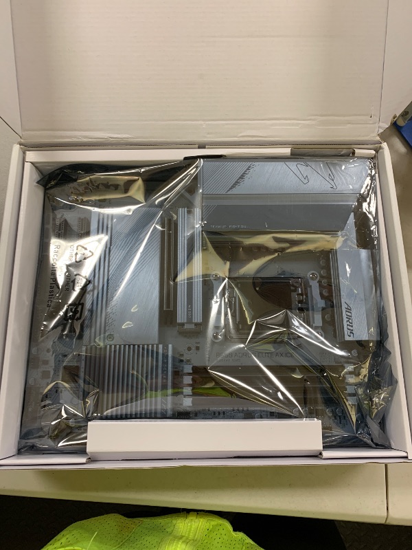 Photo 1 of GIGABYTE B650 AORUS Elite AX ICE (AM5/ LGA 1718/ AMD/ B650/ ATX/ 5-Year Warranty/ DDR5/ Triple M.2/ PCIe 5.0/ USB 3.2 Gen2X2 Type-C/WiFi 6E/ 2.5GbE LAN/Snow White/EZ-Latch/Motherboard)